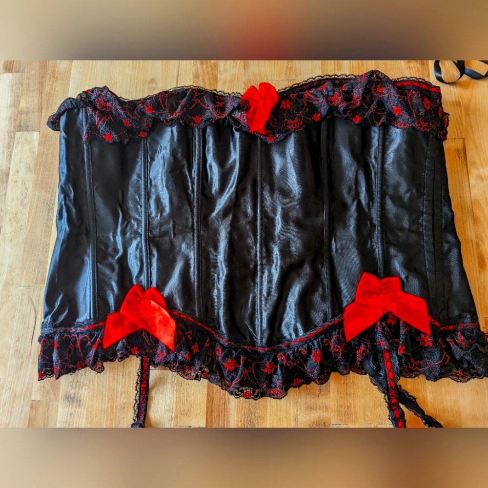 Sexy Black and Red satin corset size 2x/3x with removable Garter belts